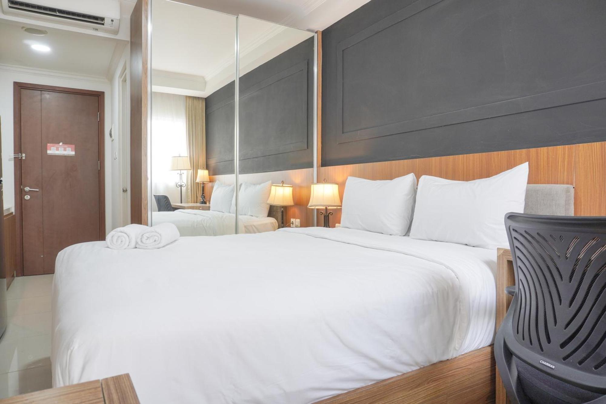 Minimalist And Comfort At Signature Park Grande By Travelio Apartemen Jakarta